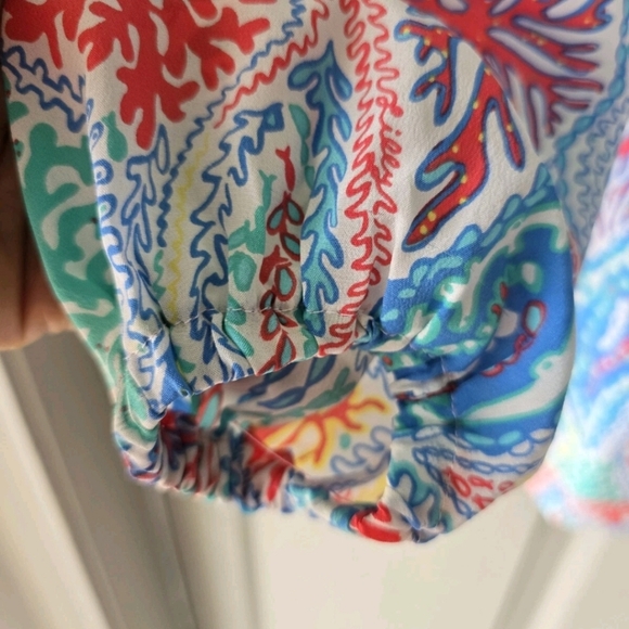 Lilly Pulitzer Elsa 100% Silk Top Let Minnow Sz S Popover Detail Logo Buttons - Picture 9 of 12